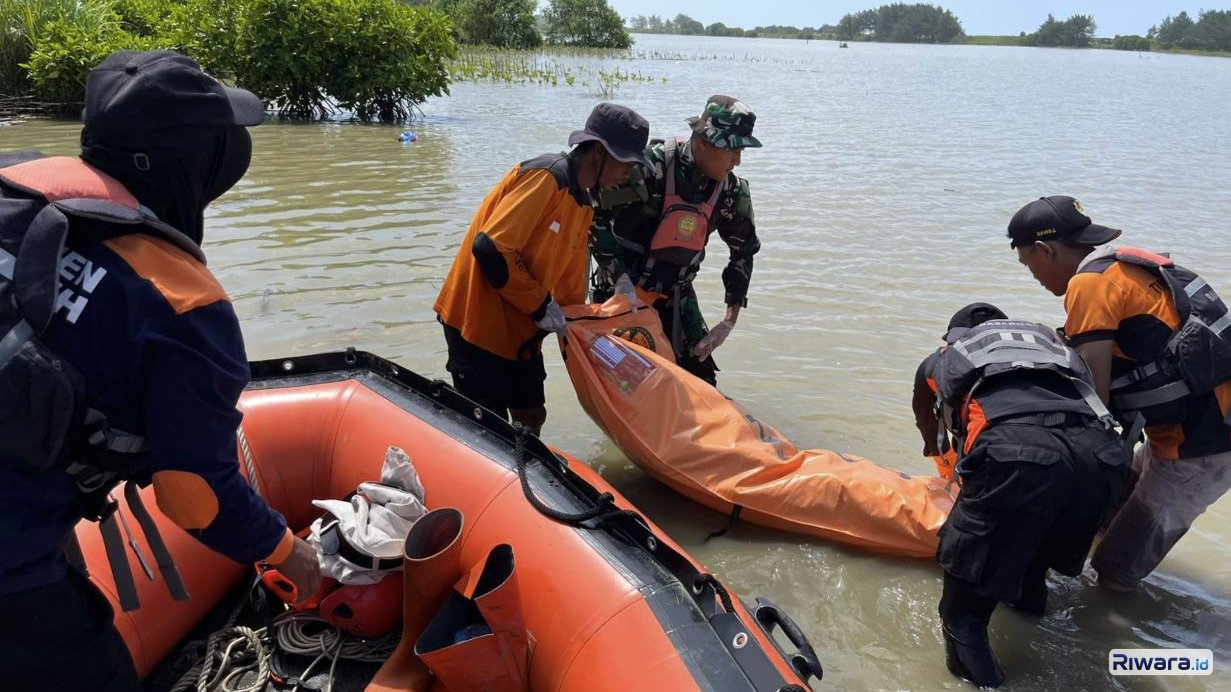 SAR gabungan mengevakuasi jenazah Abdul Fatah, bocah 11 tahun yang tenggelam di Sungai Luk Ulo Kebumen.